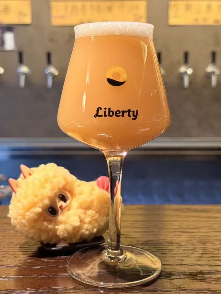 自由之上啤酒餐吧的Liberty酒杯与金黄色啤酒